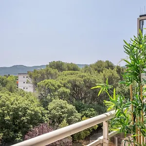 https://grand-t2-lumineux-avec-balcon.aixenprovencehotels.org
