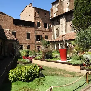 Dans Le Cloître Saint Salvy à Albi. Appartement